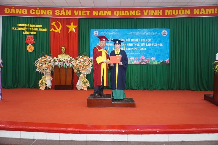 GRADUATION CERMONIES HELD IN BEN TRE AND CAN THO TO GRANT DEGREES TO IN-SERVICE STUDENTS