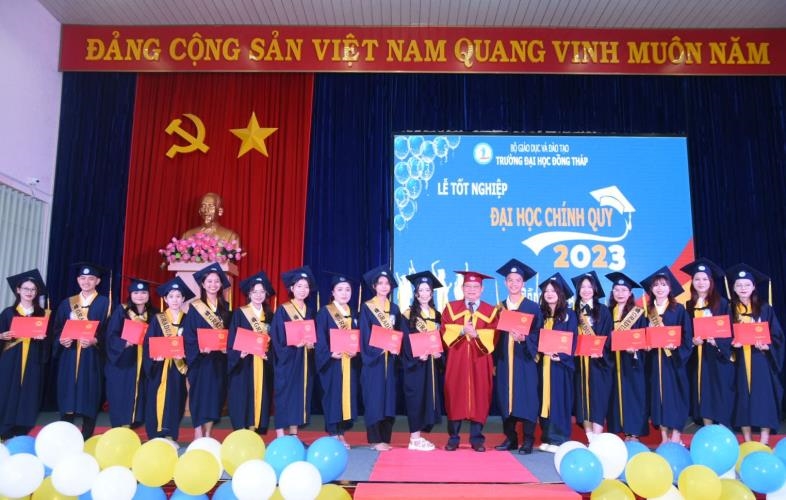 DONG THAP UNIVERSITY ORGANIZES THE GRADUATION CEREMONY FOR UNDERGRADUATE DEGREES IN 2023.