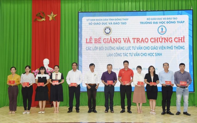 DONG THAP HIGH SCHOOL TEACHER-COUNSELORS RECEIVE CERTIFICATES AT FOSTERING COURSE CLOSING CEREMONY