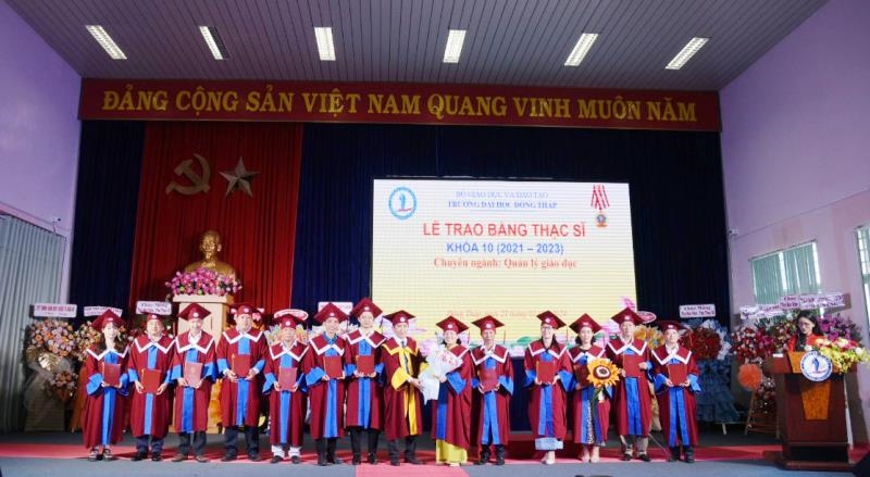 DONG THAP UNIVERSITY OPENS GRADUATE COURSES XII AND XIII, AWARDS MASTER'S DEGREES FOR COURSE X