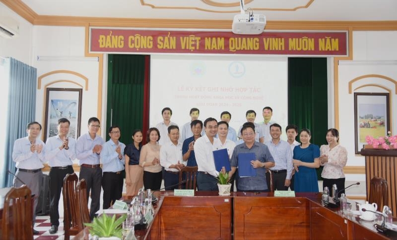 SIGNING THE MEMORANDUM OF COOPERATION BETWEEN DONG THAP UNIVERSITY AND THE DEPARTMENT OF AGRICULTURE AND RURAL DEVELOPMENT OF DONG THAP PROVINCE