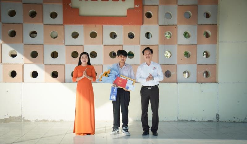 VSTEP HIGH-ACHIEVING STUDENT RECEIVES AWARD FROM DONG THAP UNIVERSITY
