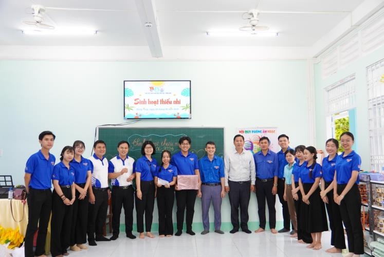 DONG THAP UNIVERSITY YOUTH UNION VISITS AND GIVES GIFTS TO 2024 GREEN SUMMER VOLUNTEER TEAMS