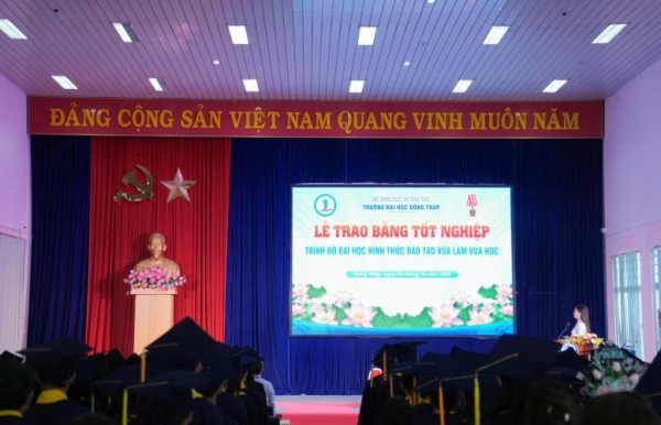 Dong Thap University Confers Degrees to 140 In-Service Program Graduates
