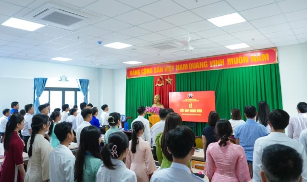Party Committee of Dong Thap University Holds a Commemorative Meeting for the 96th Anniversary of the Founding of the Communist Party of Vietnam and Admits New Party Members