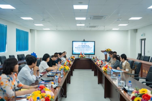 Dong Thap University Welcomes the Delegation from Hanbat National University (Korea)